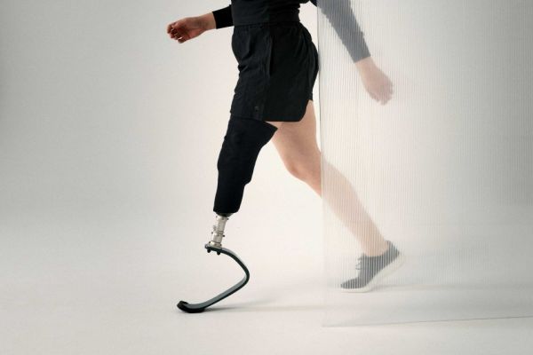 single leg amputee walking with blade foot